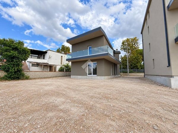casa indipendente in vendita a Chieti
