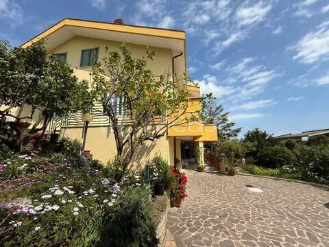 casa indipendente in vendita a Cupello in zona Ributtini