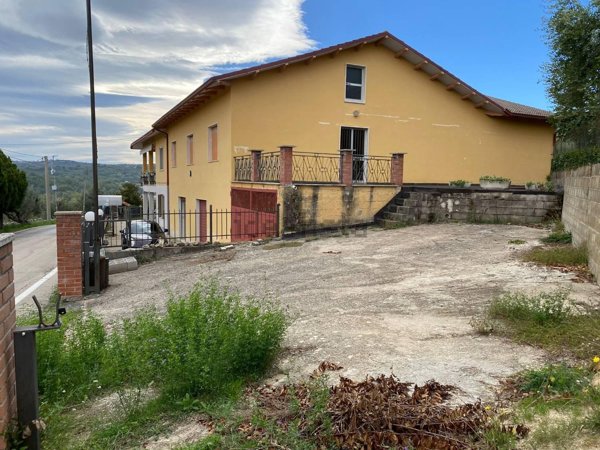 casa indipendente in vendita a Fara Filiorum Petri