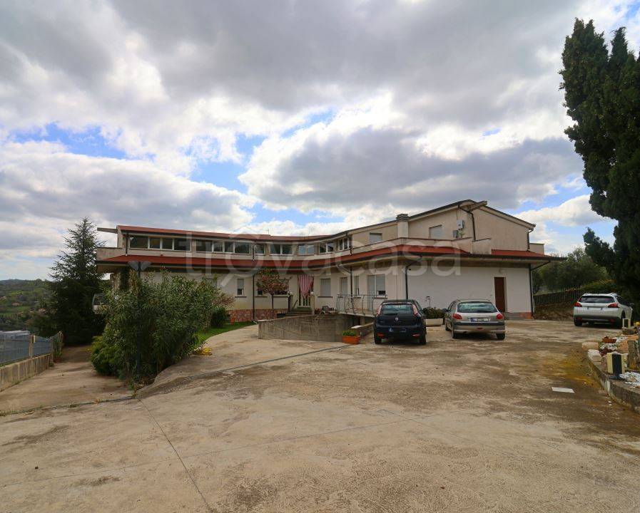 casa indipendente in vendita a Fara Filiorum Petri