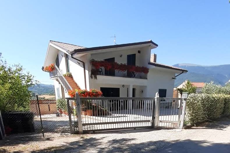 casa indipendente in vendita a Fara Filiorum Petri