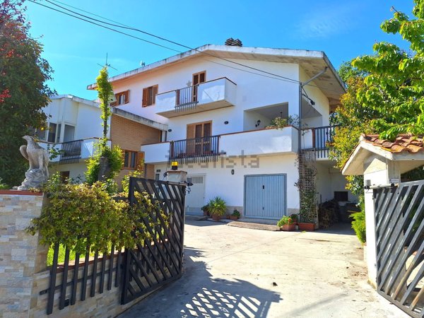 casa indipendente in vendita a Fara Filiorum Petri