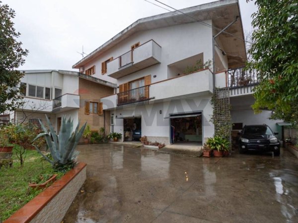 casa indipendente in vendita a Fara Filiorum Petri