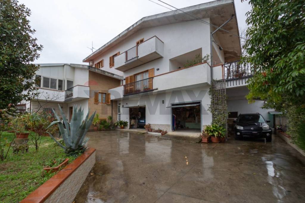 casa indipendente in vendita a Fara Filiorum Petri