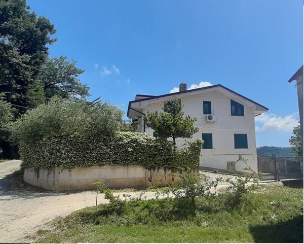 casa semindipendente in vendita a Fara Filiorum Petri