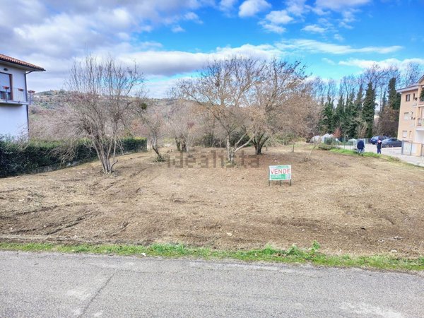 terreno edificabile in vendita a Fara Filiorum Petri