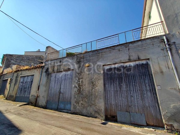 locale commerciale in vendita a Fara Filiorum Petri