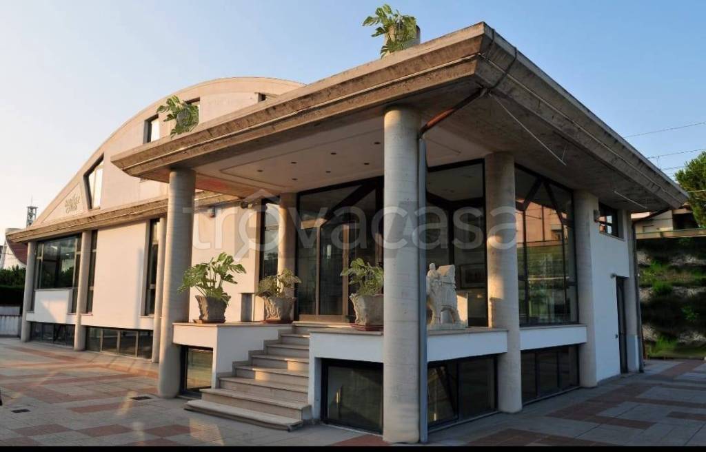 locale commerciale in vendita a Francavilla al Mare