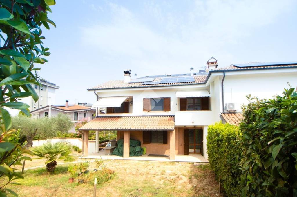 casa indipendente in vendita a Francavilla al Mare in zona Villanesi