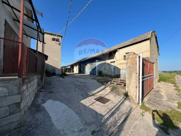 negozio in vendita a Frisa