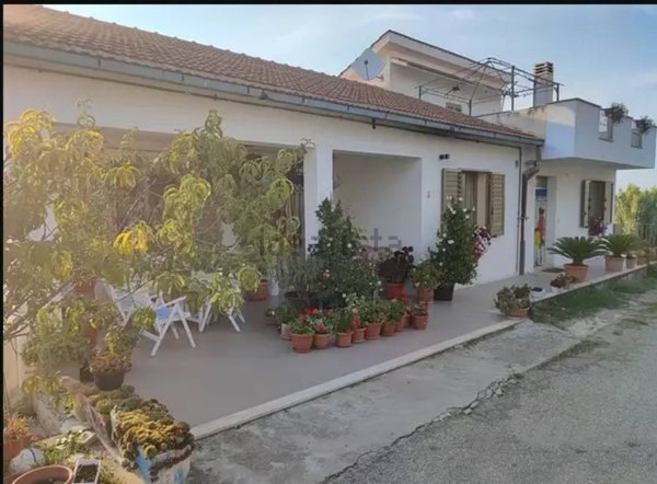 casa indipendente in vendita a Furci