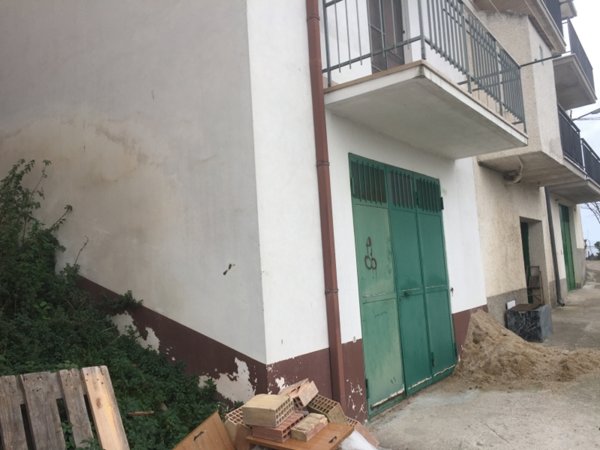 locale di sgombero in vendita a Furci
