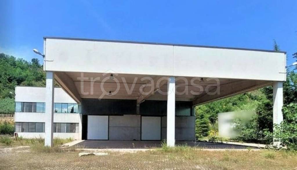 locale commerciale in vendita a Giuliano Teatino
