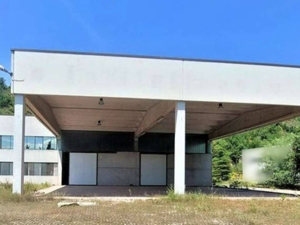 locale commerciale in vendita a Giuliano Teatino