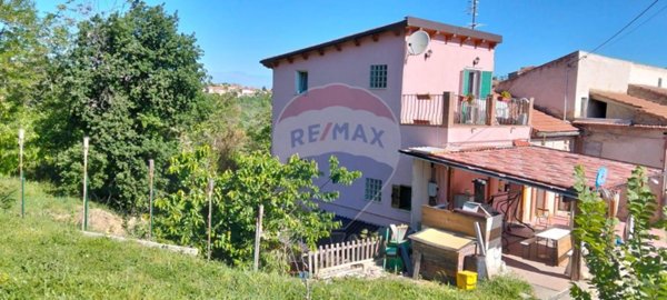 casa indipendente in vendita a Giuliano Teatino