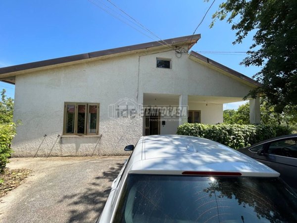 casa indipendente in vendita a Giuliano Teatino