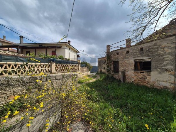 casale in vendita a Giuliano Teatino