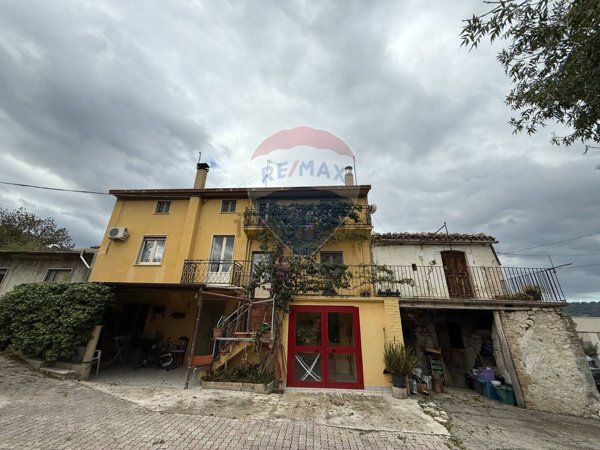 casa semindipendente in vendita a Guardiagrele in zona Caprafico