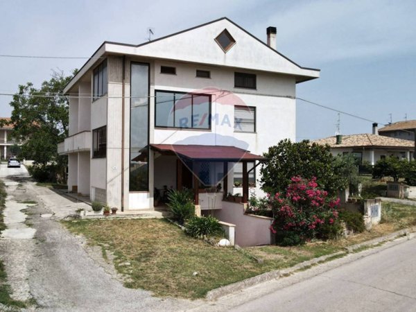 casa indipendente in vendita a Lanciano in zona Costa di Chieti