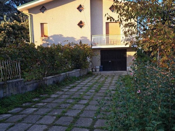 casa indipendente in vendita a Lanciano in zona Marcianese