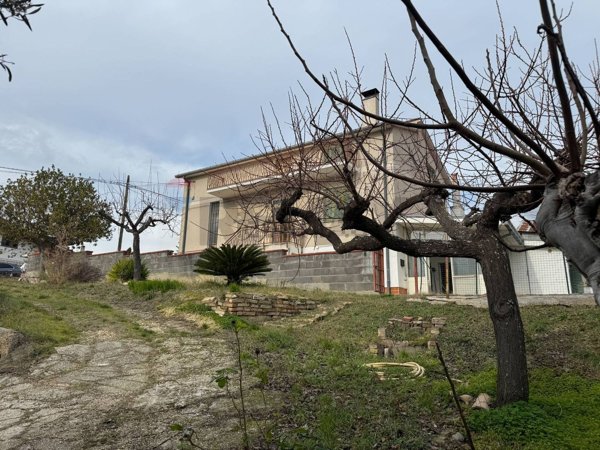 casa indipendente in vendita a Lanciano in zona Rizzacorno