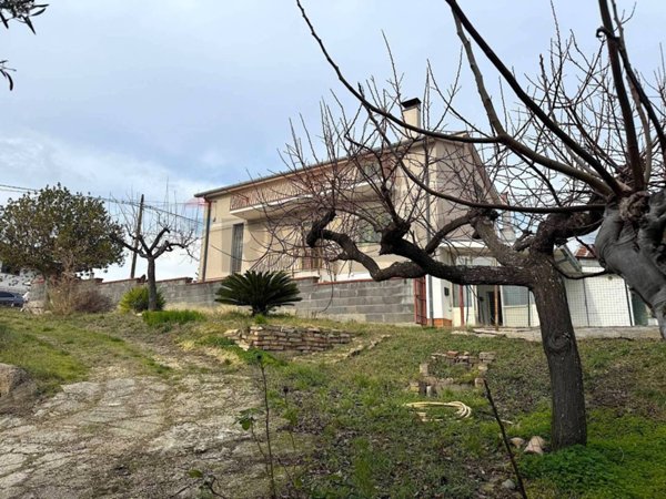 casa indipendente in vendita a Lanciano in zona Rizzacorno