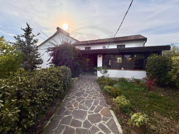 casa indipendente in vendita a Lanciano in zona Rizzacorno