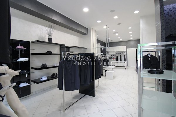 locale commerciale in vendita a Liscia