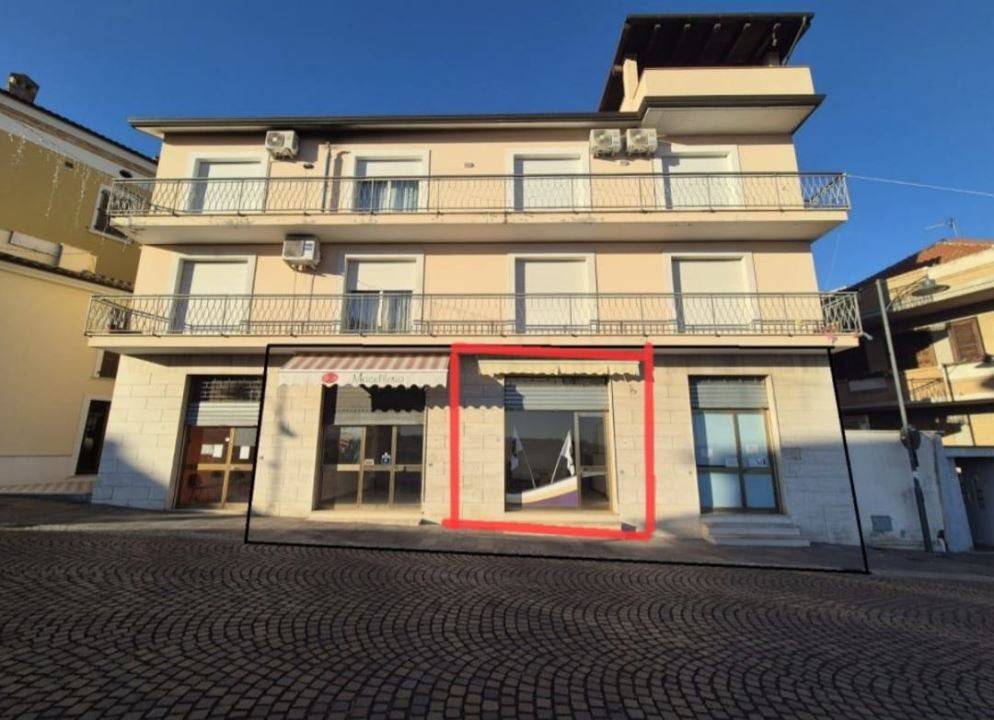 locale commerciale in vendita a Miglianico
