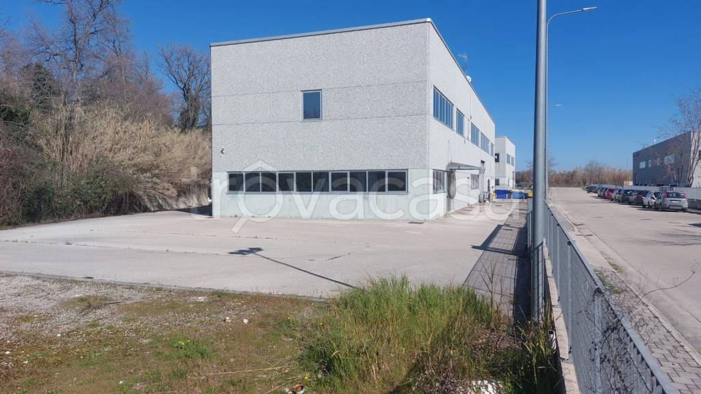 locale commerciale in vendita a Mozzagrogna