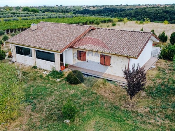 casa indipendente in vendita ad Orsogna in zona San Basile
