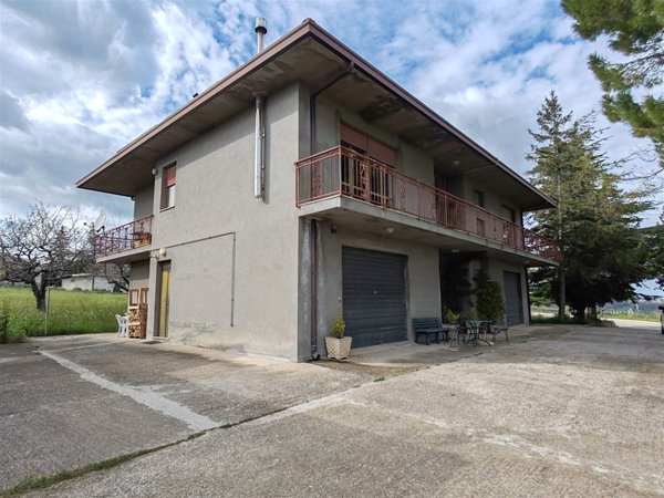 casa indipendente in vendita ad Orsogna in zona Coste di Moro