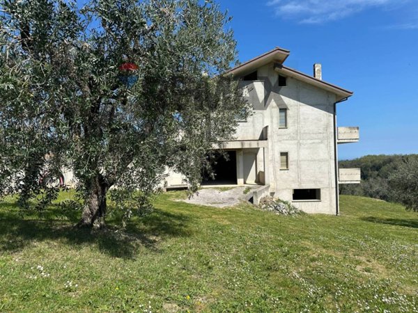 casa indipendente in vendita ad Orsogna in zona Feuduccio