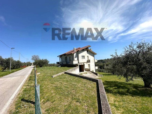 casa indipendente in vendita ad Orsogna in zona Ritiro