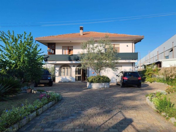 casa indipendente in vendita ad Orsogna in zona Sterparo