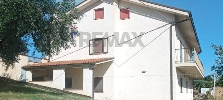 casa indipendente in vendita ad Orsogna in zona Ritiro