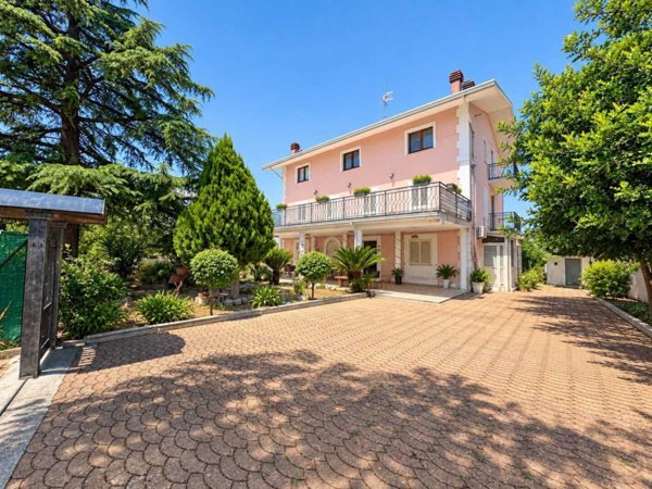 casa indipendente in vendita ad Orsogna in zona Sterparo