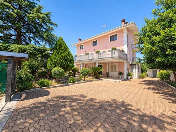 casa indipendente in vendita ad Orsogna in zona Sterparo