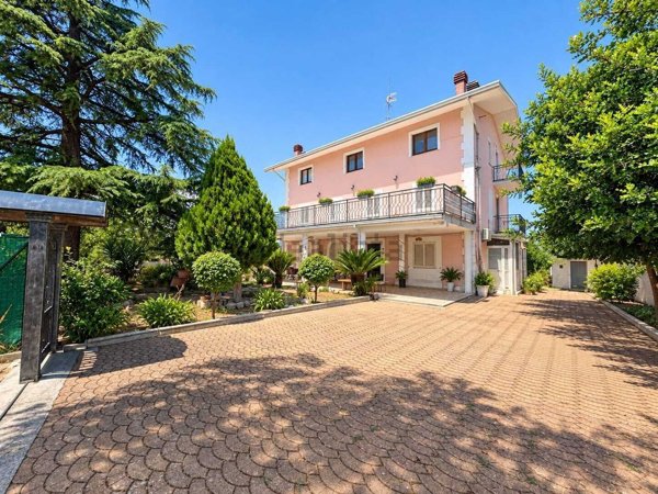 casa indipendente in vendita ad Orsogna in zona Sterparo