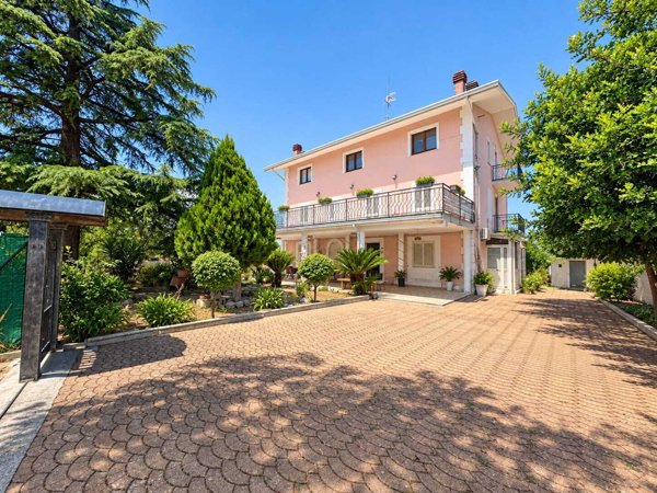 casa indipendente in vendita ad Orsogna in zona Sterparo