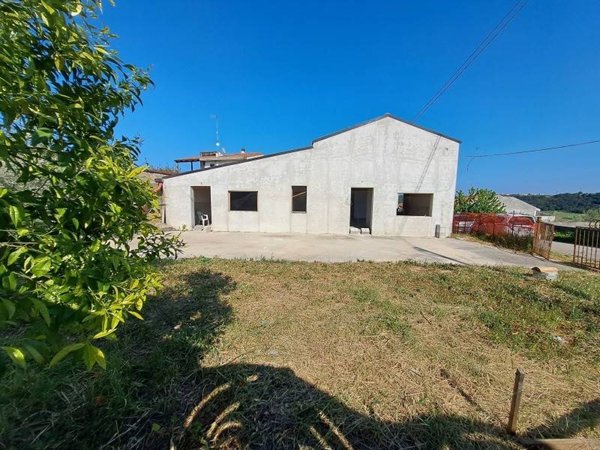 casa indipendente in vendita ad Ortona in zona Villa San Leonardo