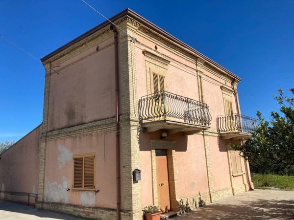 casa indipendente in vendita ad Ortona in zona Rogatti