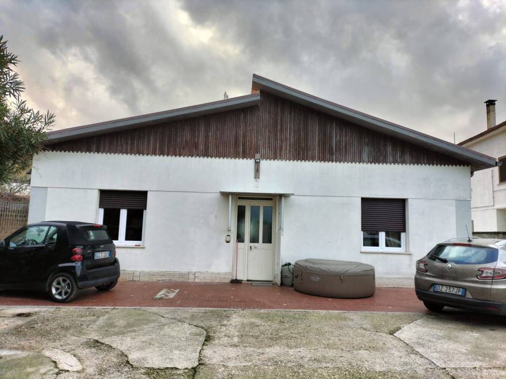 casa indipendente in vendita ad Ortona in zona Ghiomera