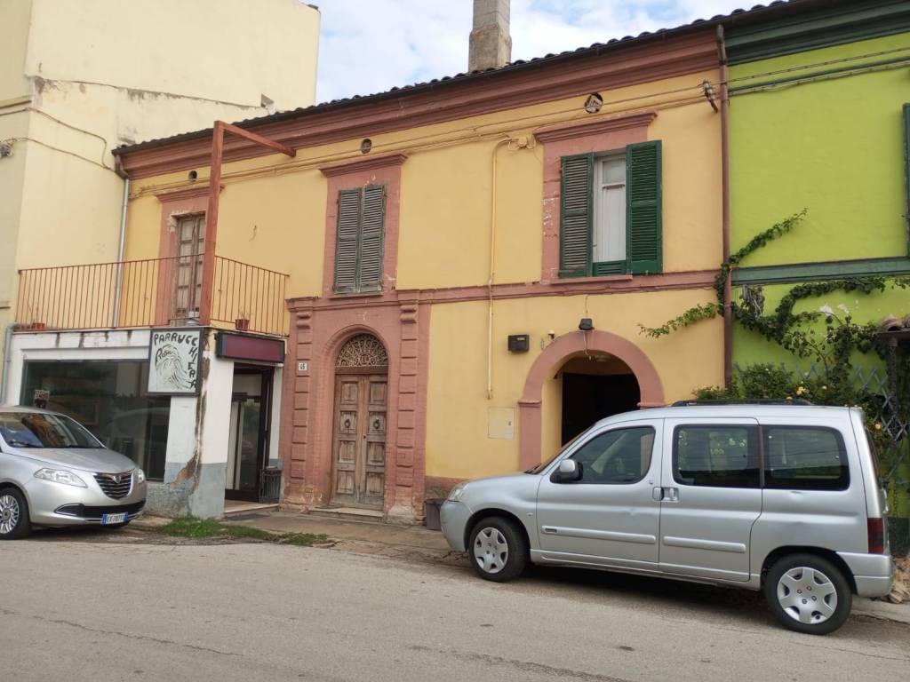 casa indipendente in vendita ad Ortona in zona Villa San Leonardo