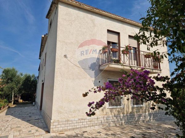 casa indipendente in vendita ad Ortona in zona Casone