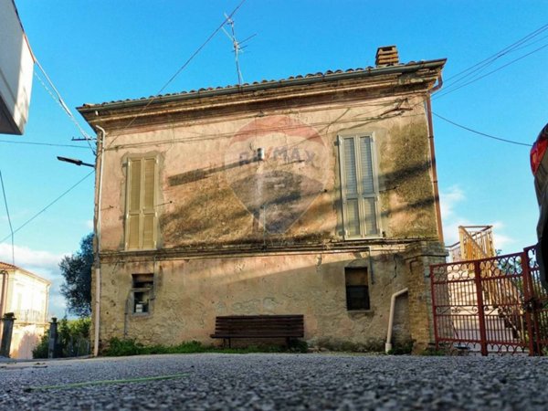 casa indipendente in vendita ad Ortona in zona Rogatti