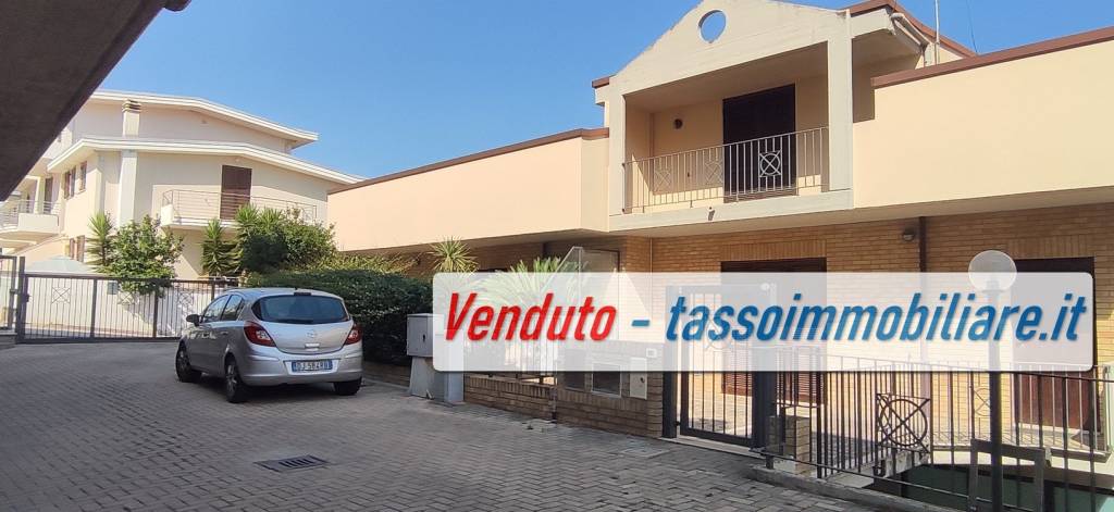 casa indipendente in vendita ad Ortona in zona Santa Lucia