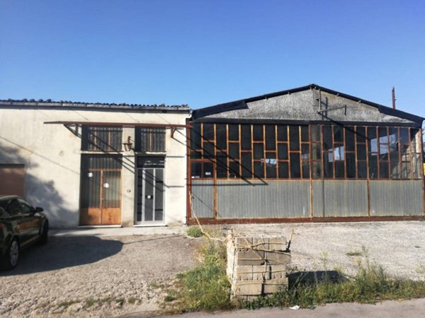 locale commerciale in vendita ad Ortona