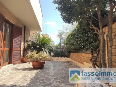 casa indipendente in vendita ad Ortona in zona Santa Lucia