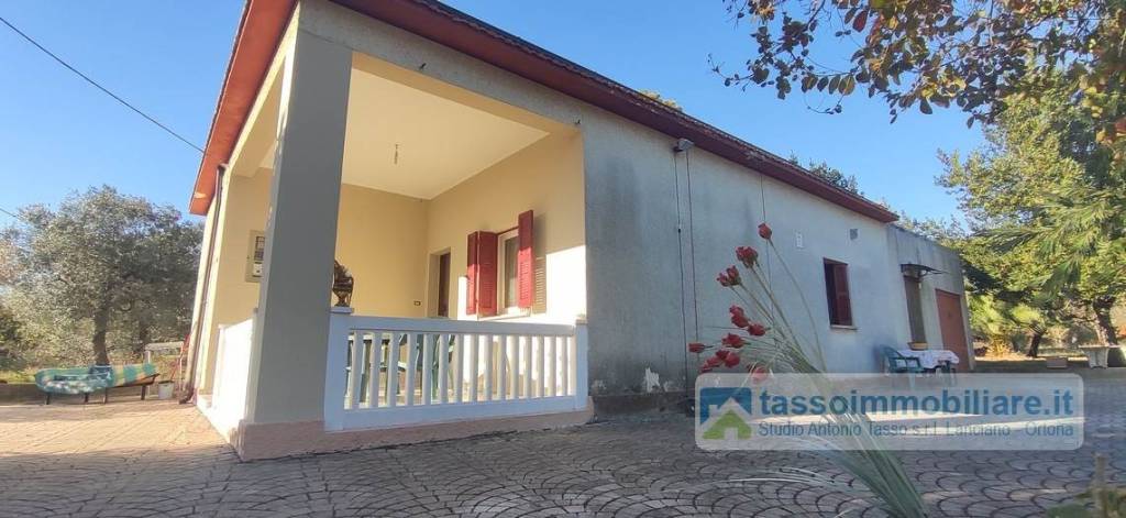 casa indipendente in vendita ad Ortona in zona Caldari
